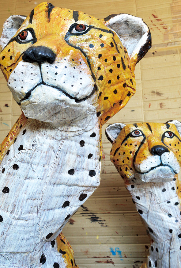 本濃研太　ダンボール彫刻展「ますますだいたんになる猫科動物たち」
